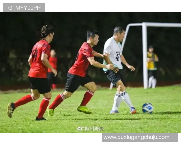 足球明星街头偶遇球迷即兴踢球展现亲民风采与球技魅力 足球明星街头偶遇球迷即兴踢球展现亲民风采与球技魅力